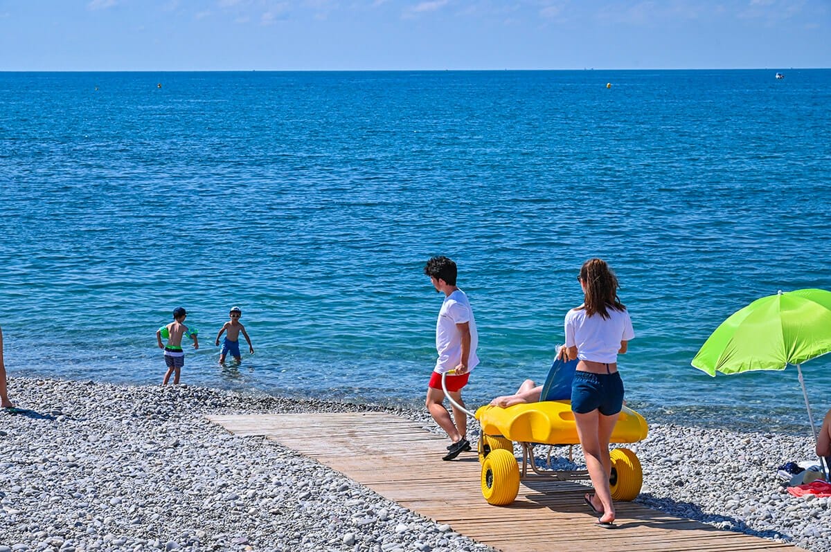 handiplage avec fauteuil de mise à l'eau à Cagnes