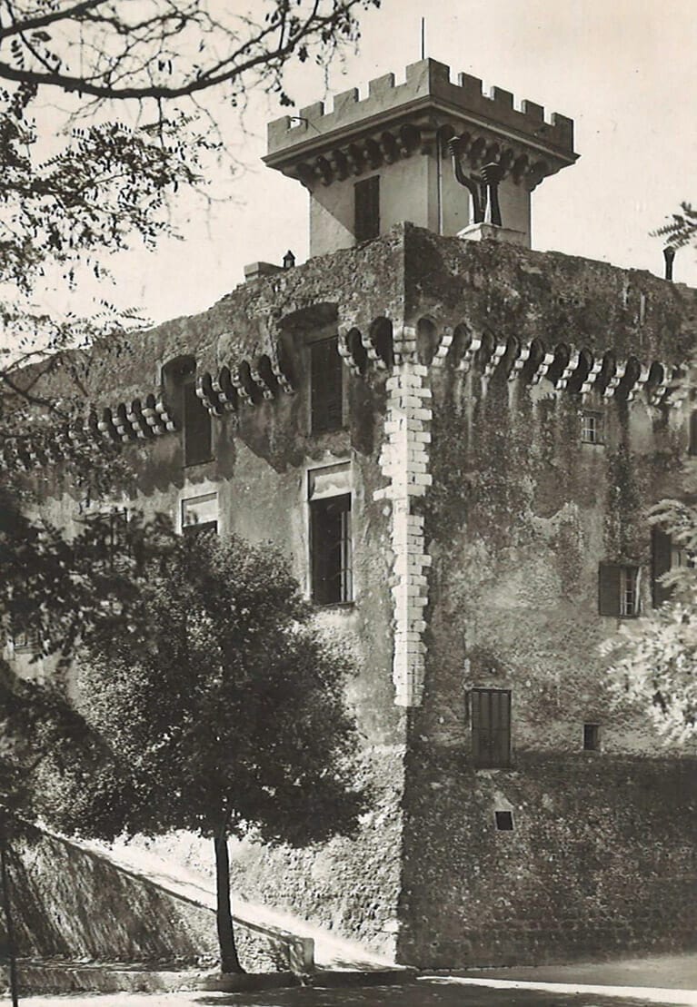 Photo ancienne de l'extérieur du château Grimaldi